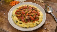 Polenta alle verdure – cremig, sättigend und mit feinem Gemüse-Sugo in 10 Minuten