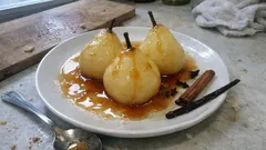 Pochierte Birnen im Weisswein – saftig, elegant und fast ohne Aufwand