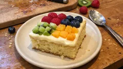 Torta morbida vom Blech: saftiger Vanillekuchen mit Creme und frischen Früchten