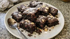 Soffige Schoggi-Brownies mit Mandelcrunch – einfach gebacken in der 20×20-Form
