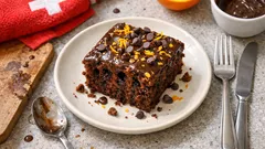 Schoggi-Orangen-Poke Cake: saftiger Rührkuchen mit warmer Creme, der immer gelingt