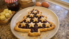 Crostata als Weihnachtsbäumli: einfacher Mürbeteig mit Konfitüre und Sternli