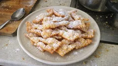 Crostoli für d’Fasnacht: hauchdünn ausgewallt, schnell frittiert und herrlich knusprig