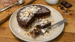 Schoko-Mandel-Torta ohne Backen – in 10 Minuten gemischt, im Tiefkühler perfekt