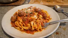 Tagliatelle wie bei Nonna – frische Eiernudeln mit Polpette-Ragù