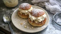 Semlor wie aus der Patisserie: luftige Kardamom-Brötli mit Mandelcreme & Rahm