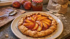 Pfirsich-Crostata mit Konfitüre und frischen Scheiben – so gelingt sie saftig und mürb