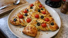 Herzhafter Hefeteig-Weihnachtsbaum mit Oliven & Cherrytomaten – perfekt fürs Apéro