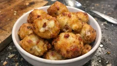 Knusprige Frittelle mit Pancetta & Pecorino – das einfache Apéro-Rezept zum Frittieren