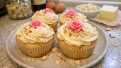 Rose Cupcakes mit weisser Schoggi-Ganache – so gelingen die Rosen ganz einfach