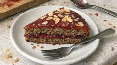 Buchweizen-Torte mit Erdbeerkonfitüre – saftig dank geriebenem Apfel