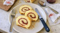 Japanische Biskuitrolle mit Konfitüre – extra fluffig und ohne Risse aufrollen