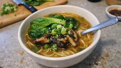 Noodles in Brodo: Miso-Brühe mit Pak Choi & Shiitake – einfach, warm und aromatisch