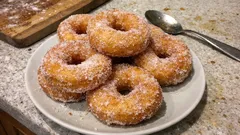 Frati fritti wie in Italien: luftige Fasnachts-Ciambelle mit Zitrus & Zuckerkruste