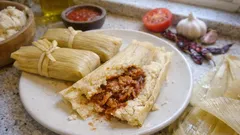 Tamales mit Schweinefleisch – saftige Maispäckli in Tomaten-Chili-Sauce, gedämpft