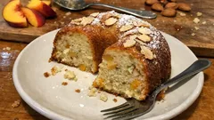 Ciambellone mit Pfirsich & Mandeln – saftiger Gugelhupf, der lange frisch bleibt