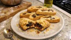 Biscotti ripieni ai datteri: Honig-Mürbeteig ohne Butter, mit weichem Dattelkern