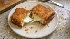Mozzarella in carrozza aus dem Ofen – knusprige Toasts mit schmelzendem Kern