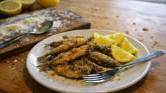 Sarde fritte wie in der Trattoria – knusprige Sardinen mit Griess und Zitrone