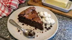 Cloud Cake al cioccolato: luftiger Schoggikuchen ohne Mehl, mit Rahm-Wölkli