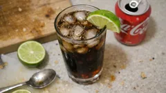 Cuba Libre in 2 Minuten: so bleibt er spritzig und perfekt ausbalanciert
