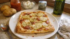 Kartoffel-Sfogliata-Pizza: knuspriger Kartoffelboden statt Teig – mit Tomate & Mozzarella