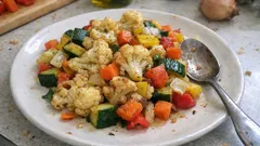 Pfannengemüse aus Resten: So gelingt ein aromatischer Gemüse-Mix in 25 Minuten