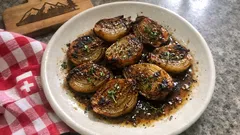 Cipolle al forno: zart gebackene Zwiebeln mit Essig-Kräuter-Sud – perfekt zum Apéro