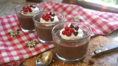 Schoggi-Panna-cotta im Glas: samtig, unkompliziert und ideal zum Vorbereiten