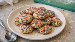 Biscotti Arlecchino: bunte Mürbeteig-Guetzli mit Zuckerstreuseln, ganz einfach