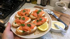 Rauchlachs-Tartines mit Frischkäse – in 10 Minuten zum feinen Apéro