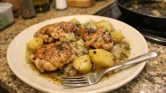 Pollo in Padella: saftiges Poulet mit Kartoffeln – alles aus einer Pfanne