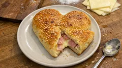 Cuor di focaccia: Herz-Focaccia mit Schinken und Käse – einfach fürs Apéro gebacken