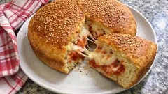 Torta rustica mit Tomate & Mozzarella – wie Pizza, nur als saftiger Ofenkuchen