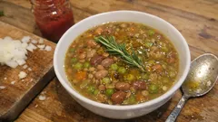 Zuppa di legumi: schnelle Hülsenfrüchte-Suppe aus dem Vorrat – in einem Topf schön sämig