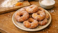 Luftige Ciambelle fritte: italienische Zucker-Donuts mit Orange und Vanille