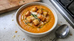 Sämige Kürbis- und Rotkartoffel-Cremesuppe – einfach ohne Rahm, mit Croûtons