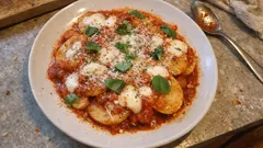 Patate alla pizzaiola: Kartoffelscheiben in Tomatensauce mit geschmolzenem Mozzarella