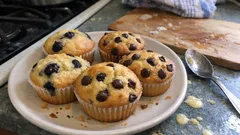 Saftige Joghurt-Muffins aus einem Teig – 3 Varianten mit Beeren, Konfi & Schoggi