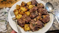 Ofenlamm mit Kartoffeln: zart dank Weisswein-Kräuter-Marinade