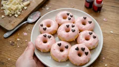 Valentinstag-Donuts aus dem Ofen: saftig mit Joghurt, rosa Schoggi-Glasur