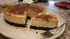 Cheesecake cotta al caffè: cremig gebacken mit Guetzliboden und Kakao