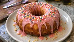 Riesen-Donut-Torte aus der Gugelhupf-Form – saftig, mit Zitronenglasur & Streuseln