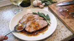 Kalbsbraten aus dem Ofen mit Weisswein & Kräutern – so bleibt er wunderbar saftig