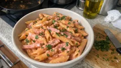 Penne al baffo – cremige Rahm-Tomatensauce mit Schinken, in 20 Minuten gemacht