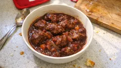 Carbonada mit Rotwein: zartes Rinderschmorgericht, das fast von selbst gelingt