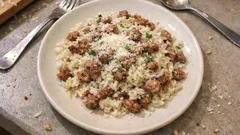 Riso alla pilota: körniger Reis mit Salsiccia, Butter und Käse – ganz einfach