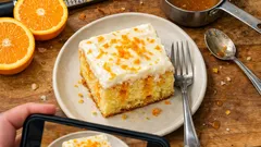 Orangen-Poke-Cake: mit warmem Sirup getränkt – bleibt auch am nächsten Tag saftig