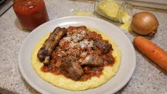 Polenta svelta: cremig in 30 Minuten mit würzigem Schweins-Sugo