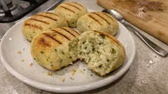 Weiche Kräuter-Panini aus Hefeteig – bleiben auch am nächsten Tag fluffig